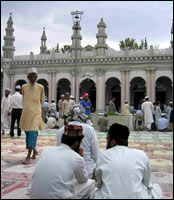 Мусульманская молитва в центре Гималаев