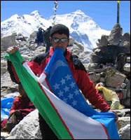 Узбекский флаг на подходе к вершине
