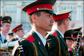 Улан играет на кларнете: Как детская мечта привела мальчика из Киргизии на Парад Победы в Москве