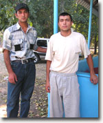 Молодой узбек из Самарканда, проданный в рабство корейцам (слева). Справа - таджик, помогавший ему уехать. Фото ИА Фергана.Ру