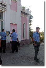 Группа милиционеров, ожидающих душанбинский поезд на маленькой станции Харабали