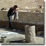 На этом снимке 2005 года хорошо виден процесс производства реставрационных работ на самаркандском памятнике Шах-и-Зинда. Поверх старой кладки кладут свежие кирпичи. Фото Фергана.Ру