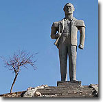 Памятник Человеку в Лянгаре. Фото ИА Фергана.Ру