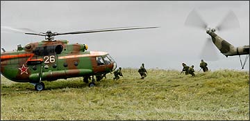 Подготовительный этап учений – высадка десанта с вертолетов