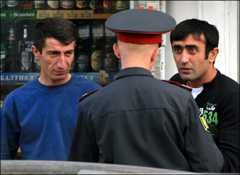 Отношения мигрантов и милиционеров в Москве безоблачными назвать нельзя. Фото Фергана.Ру