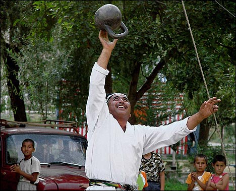 Уличные циркачи вернулись в Шахимардан в 2007 году. Фото ИА Фергана.Ру