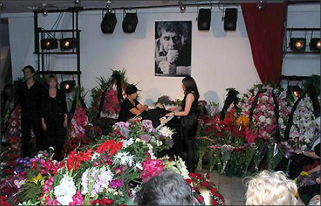 Прощание с М.Вайлем в Ташкенте. Фото с сайта театра Ильхом