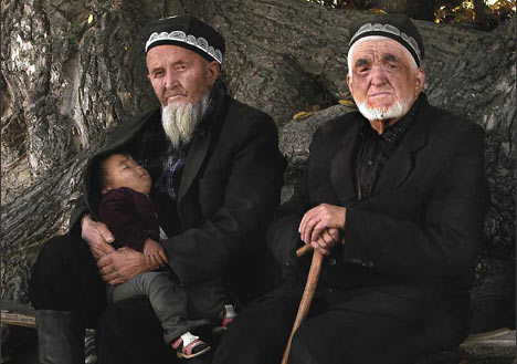 Старики и младенцы Арсланбоба. Фото ИА Фергана.Ру