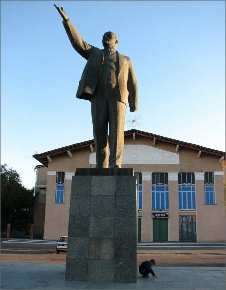 Байконур. Статуя В.Ленина в центре городка. Фото ИА Фергана.Ру
