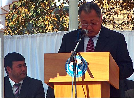 Президент К.Бакиев на трибуне в Алабуке. Фото ИА Фергана.Ру