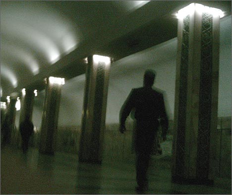 Зловещая тень милиционера в Ташкентском метрополитене. Фото ИА Фергана.Ру