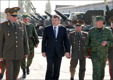 Министр Сердюков осматривает парк боевой техники. Фото ИА Фергана.Ру