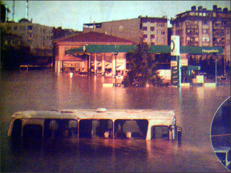 Стамбул сдался дождям. Фото из газеты «Акшам»