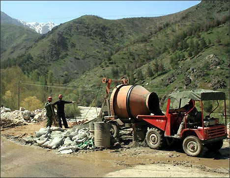 Китайские дорожные строители в Таджикистане. Фото ИА Фергана.Ру