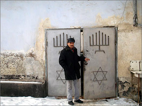 Душанбе. Михаил Абдурахманов возле синагоги. Фото ИА Фергана.Ру