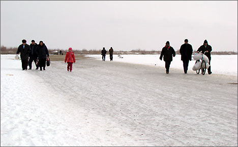 Переправа через замерзшую Амударью. 6 февраля 2008 года