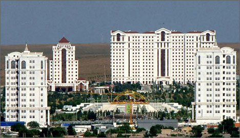 Ашхабад. Дома нефтегазового управления. Фото с сайта Turkmenistan.karakum.net