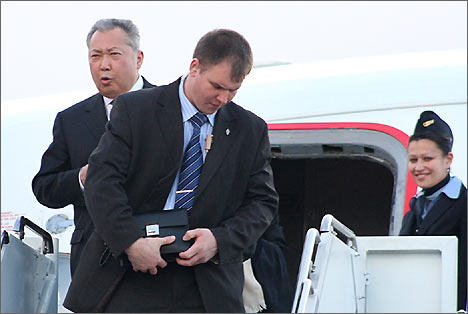 Курманбек Бакиев в аэропорту Манас, 28 марта 2008 года. Фото ИА Фергана.Ру