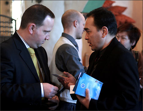 Презентация газеты РЕПОРТЕР, 29 февраля 2008 года, Бишкек. Главный редактор газеты РЕПОРТЕР Турат Акимов
