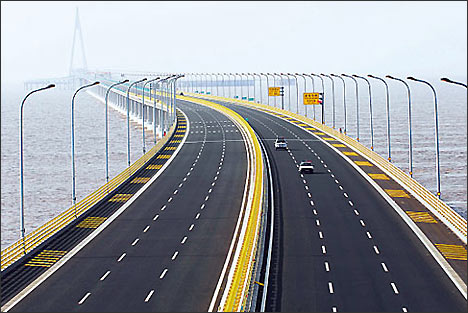 Мост через залив Ханчжоувань в Китае