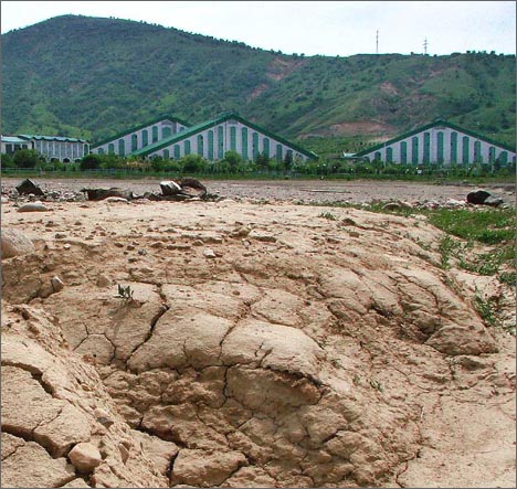 Берег Чарвакского водохранилища возле курортного комплекса Пирамиды (Чарвак оромгохи)