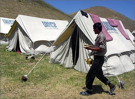 Кыргызстан. Лагерь беженцев из Узбекистана. 2005 г. Фото А.Саипова