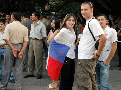 Зрители во время выступления российских звезд эстрады на одной из концертных площадок города Душанбе