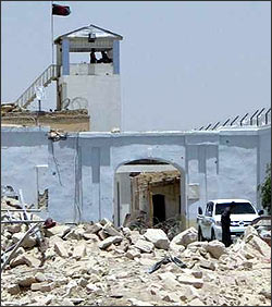 Одна из башен тюрьмы в Кандагаре после нападения талибов 16 июня 2008 года