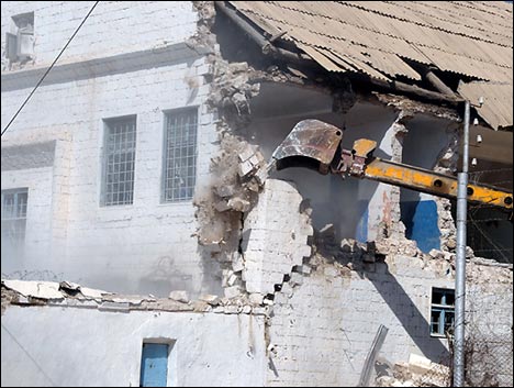 Процесс сноса здания тюрьмы в г. Туркменбаши. Фото с веб-сайта Turkmenistan.Ru