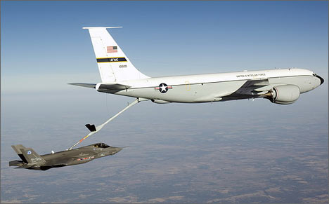 Дозаправка истребителя F-35 c самолета КС-135. Фото с веб-сайта Legion.wplus.net