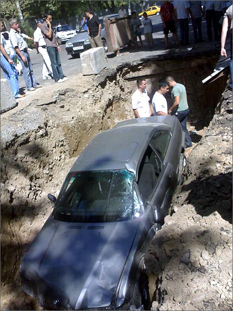 Ташкент. Автомобиль упал в котлован