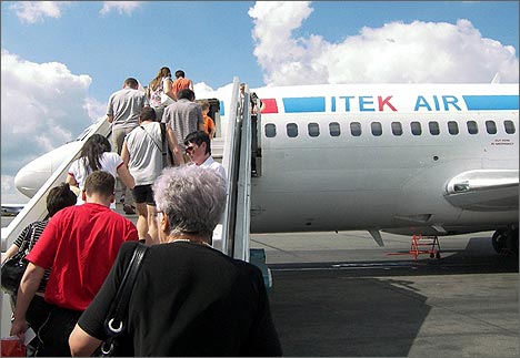 Самолет киргизской авиакомпании Itek-Air в московском аэропорту. Фото Фергана.Ру