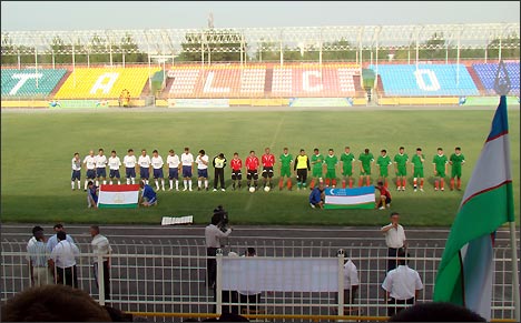 Футбольный матч между таджикскими и узбекскими пограничниками