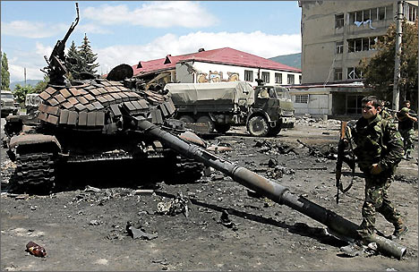 Подбитый грузинский танк на улице Цхинвали | © AFP/Дмитрий Костюков