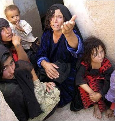 На этой фотографии агентства Reuters запечатлена женщина, оплакивающая членов своей семьи, погибших во время налета авиации НАТО на Шинданд 23 августа 2008 года. Тогда во время бомбежки, по данным афганского правительства, погибло 76 мирных граждан, включая детей