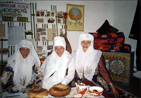 Уральские женщины на празднике Наурыз. Март 2008 года. Фото из архива общества Шынырак