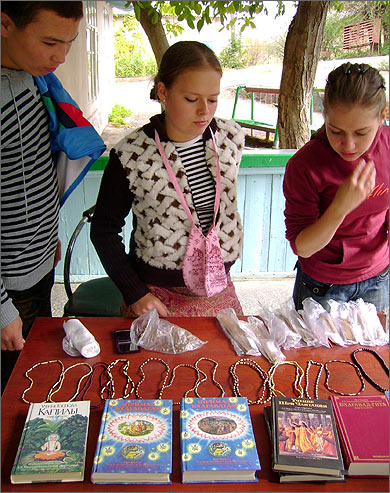 Девочки-кришнаитки продают книги и бусы