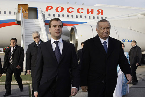 Медведев и Каримов в аэропорту Самарканда