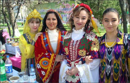 Таджикские красавицы демонстрируют национальную одежду