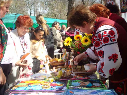 Белорусские женщины готовят закуски из сала