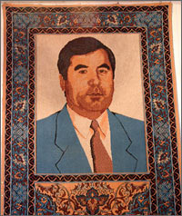Портрет Эмомали Рахмона, вытканный на ковре