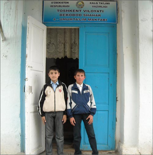 Шестиклассники Джовид Саидов и Далер Ибрагимов – этнические таджики, успешно учатся в узбекской школе №4