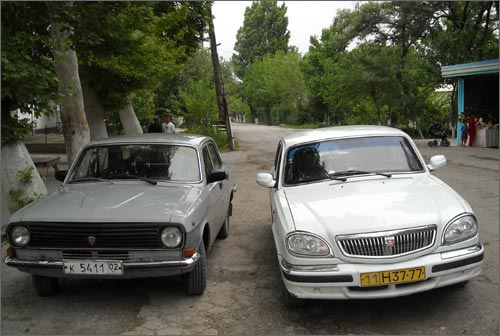 Автомобили с таджикскими и узбекскими номерами соседствуют в селе Плотина