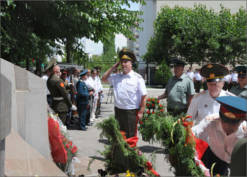 Командир 201-й Гатчинской дважды Краснознамённой военной базы генерал-майор Алексей Завизьон на церемонии возложения цветов к памятнику