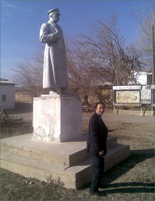 Памятник Сталину в казахском селе