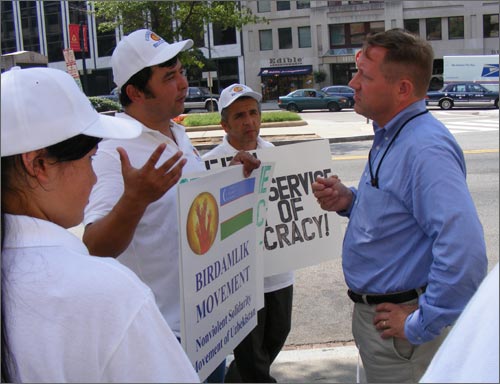 Акция узбекских оппозиционеров в Вашингтоне