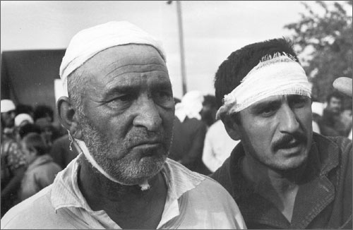 Фергана, 1989 г. Турки-месхетинцы, пострадавшие от погромов. Фото Бориса Юсупова