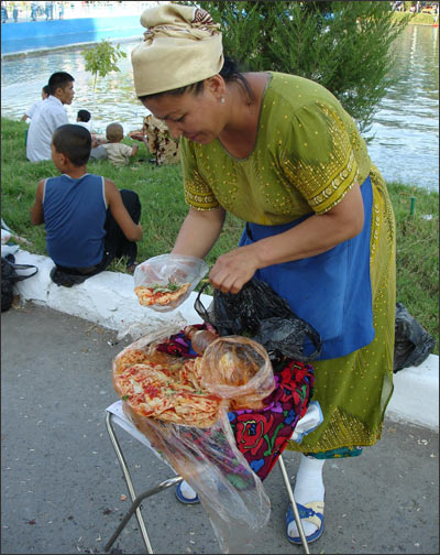 Народное угощение в городском парке Ташкента