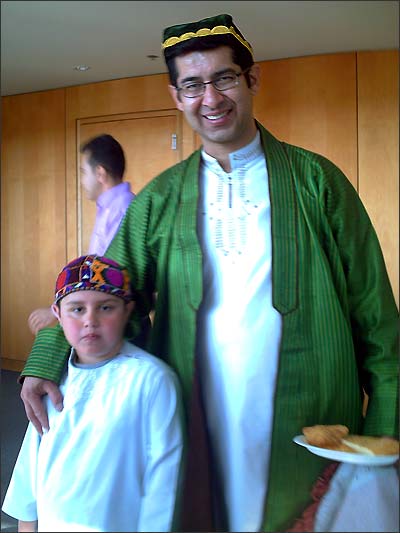 Узбек из Гуэлфа с сыном после намаза