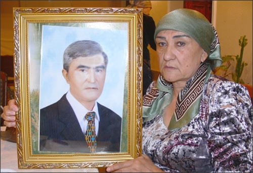 Сестра покойного Мохина с портретом Юлдаша